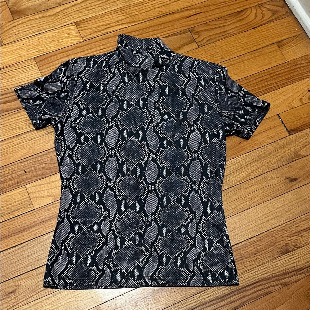 Chic Black Snake Print Short Sleeve Top